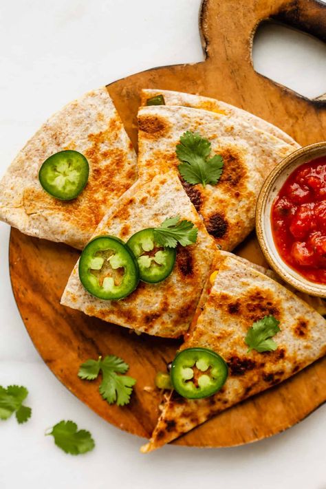 Veggie Quesadillas Easy Protein Lunches, Veggie Quesadilla Recipes, Bacon And Potatoes, Veggie Quesadillas, Beans And Vegetables, Veggie Quesadilla, Breakfast Quesadillas, Cheesy Breakfast, Veggie Enchiladas