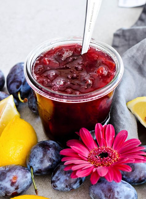 Recipe for small batch plum quick jam! The easiest way to make wonderful plum jam, that is great on bread, pancakes, yogurt, oatmeal and more. Plum Syrup, Pancakes Yogurt, Quick Jam, Canning Jams, Yogurt Oatmeal, Bread Pancakes, Plum Jam Recipes, Making Jam, Plum Recipes