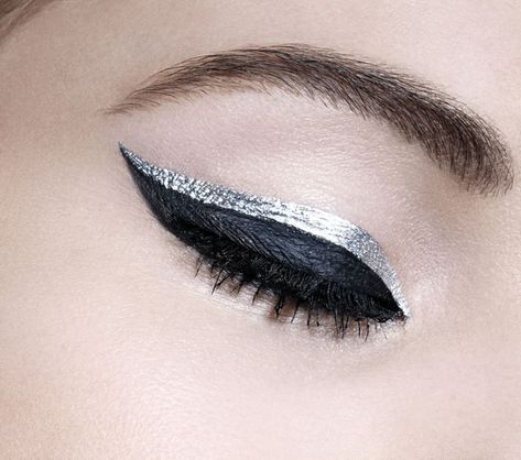 How to Apply Dramatic Colorful Eyeliner - Pretty Designs Metal Eye Makeup, Heavy Metal Makeup, Chrome Eyeliner, Colorful Eyeliner, Metal Makeup, Khol Eyeliner, Metallic Eyeliner, Eyeliner Tips, Eyeliner Designs