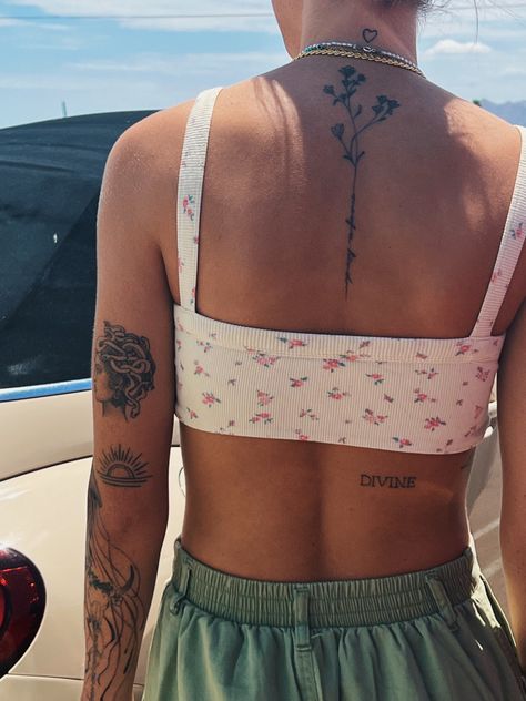 medusa, jellyfish, sun, spine & back tattoo Minimalist Back Tattoo Women Spine, Jellyfish Spine Tattoos For Women, Jellyfish Tattoo On Back, Sealife Spine Tattoo, Jelly Fish Spine Tattoo, Stingray Spine Tattoo, Sea Animal Spine Tattoo, Medusa Spine Tattoo, Subtle Medusa Tattoo