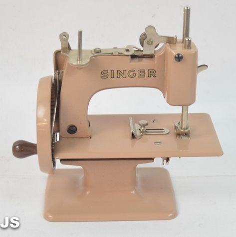 Kids Sewing Machine, Old Sewing Machine, Pink Singer, Seam Guide, Vintage Sewing Notions, Vintage Singer, Old Sewing Machines, Old Pink, Antique Sewing Machines