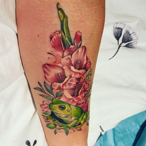 Tree Frog Tattoos, Luna Tattoo, Frog Tattoo, Green Tree Frog, Frog Tattoos, Colorful Roses, Tree Frog, Green Tree, Tree Frogs