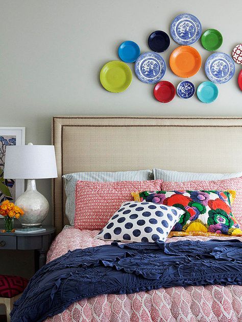 Turn mismatched plates into colorful wall art! See more ways to decorate with what you already have: http://www.bhg.com/decorating/budget-decorating/cheap/decorate-with-what-you-have/?socsrc=bhgpin042413plateart=12 Plates On The Wall, Brighter Bedroom, Style Deco, Photo Decor, Plate Display, Stylish Bedroom, Decor Minimalist, Decorating On A Budget, Beautiful Bedrooms