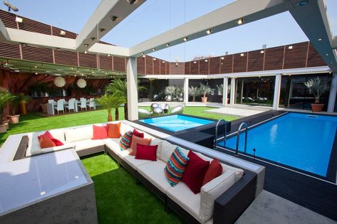 Artificial Grass Garden, Big Brother House, Grass Garden, New Big Brother, Grasses Garden, Architecture Model Making, Garden Oasis, Outdoor Entertaining Area, Artificial Grass