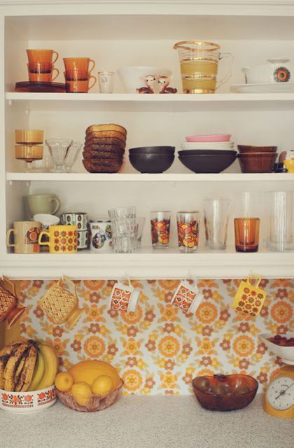 when color is a key to happiness. 70s Exterior, Seventies Decor, 70s Kitchen Decor, Mustard Kitchen, Retro Kitchen Appliances, 70s Kitchen, 70s House, 70s Interior, Kitchen Retro