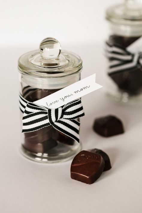 The TomKat Studio: Mother’s Day Chocolate Gift Idea… Chocolate Jar Gift Ideas, Dove Dark Chocolate, Chocolate Jar, Gift Jars, Mothers Day Chocolates, Mother's Day Printables, Mini Glass Jars, Dove Chocolate, Res Life