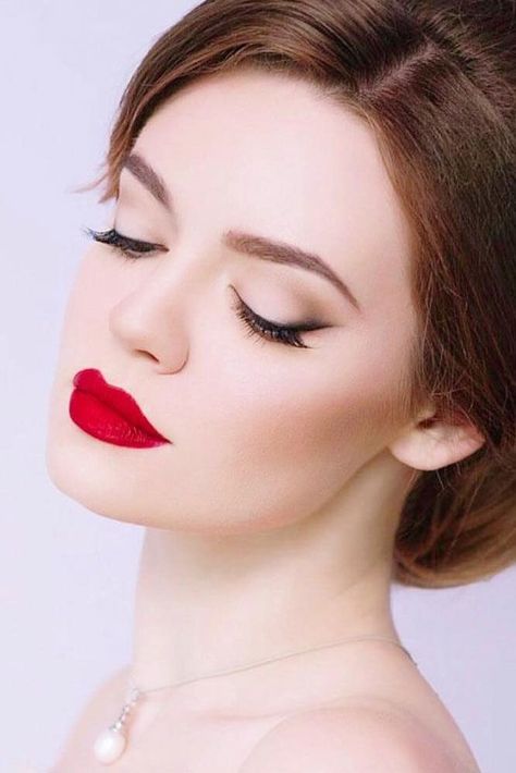 Red Lipstick Makeup Pale Skin, Natural Makeup For Pale Skin Dark Hair, Makeup For Pale Skin Dark Hair, Pale Skin Red Lips, Wedding Makeup Pale Skin, Eras Makeup, Flattering Makeup, Dark Hair Pale Skin, Matte Eye Makeup