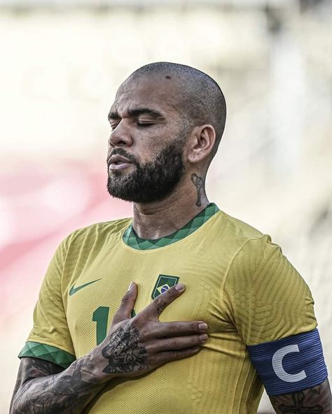 Dani Alves, Club World Cup, Free Football, Football Gif, Girls Soccer, Football Memes, Soccer Pictures, Fantasy Football, Football Season