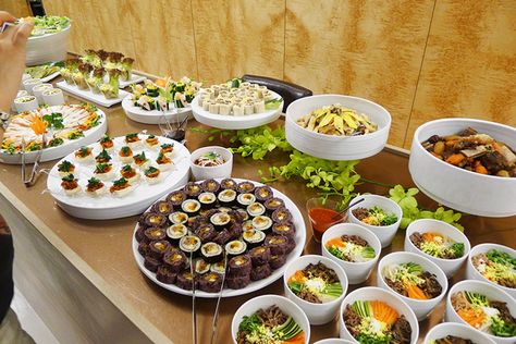 Korean party food served with white porcelain plates and bowls | MyKoreanKitchen.com New Year's Day Food, Korean Buffet, My Korean Kitchen, New Years Day Meal, Korean Celadon, Korean New Year, Korean Pottery, Pottery Tableware, Korean Kitchen