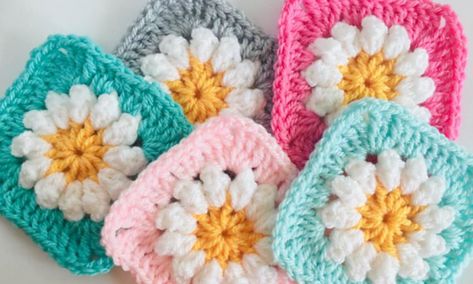 Ditsy Daisy Granny Square Free Crochet Pattern 3d Blankets, Daisy Afghan, Crochet Daisies, Daisy Square, Daisy Granny Square, Crocheted Squares, Sunburst Granny Square, Pumpkin Crochet, Flower Granny Square