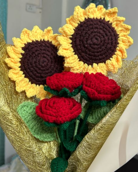 Celebrate with a bouquet that blooms forever! 🌻🌹 Handcrafted joy for a birthday full of smiles 😊 DM TO ORDER 💌 Sunflower & Rose Crochet Flower Bouquet 💐 . . . . #crochet #crochetflower #crochetflowerbouquet #crochetsunflower #crochetrose ##crochetbouquet #crochetflowers #crochetindia #crochetmumbai #crochetsmallbusiness #crochetgift #crochetbirthdaygift #crochetgiftideas #crochet Flower Bouquet Crochet, Bouquet Crochet, Crochet Flower Bouquet, Sunflowers And Roses, Rose Crochet, Crochet Bouquet, Crochet Sunflower, Crochet Rose, Flower Tops