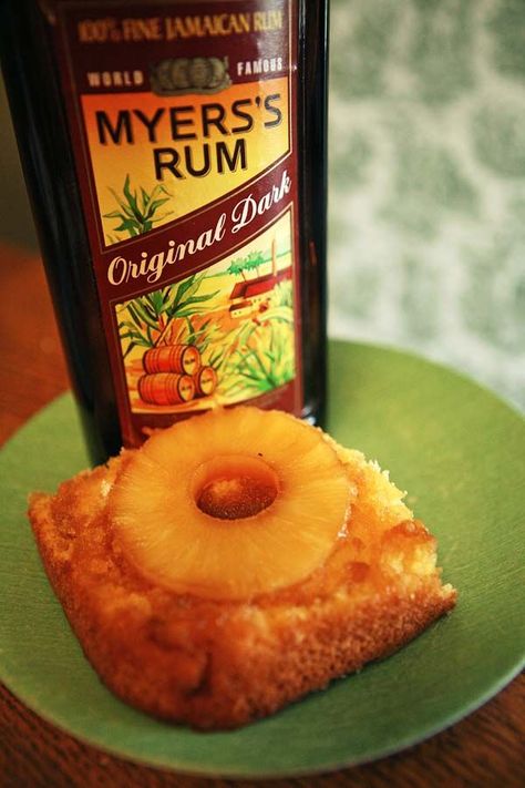 pineapplecake Pineapple Rum Upside Down Cake, Cakes With Alcohol, Baking Recipes Cupcakes, Drunken Desserts, Drunken Sailor, Liquor Cake, Pineapple Upside Down Cupcakes, Alcohol Cake, Alcoholic Desserts