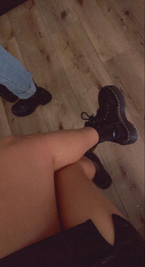 Black boots #fashion #bootsandjeans #drmartensboots #drmartensoutfit #skirtstyle Black Boots Fashion, Cute Snaps Ideas, Boots Selfie, Chica Chola, Dr Martens Outfit, Bookshelf Inspiration, Couple Shoes, Dr Martens Boots, Insta Pictures