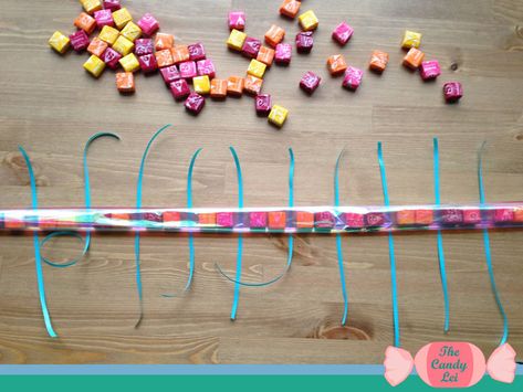 Creative Leis For Graduation, Candy Lei Tutorial, Candy Lei Diy, Diy Leis, Graduation Candy Lei, Grad Leis, Kindergarten Graduation Ideas, Lei Ideas, Elementary Graduation