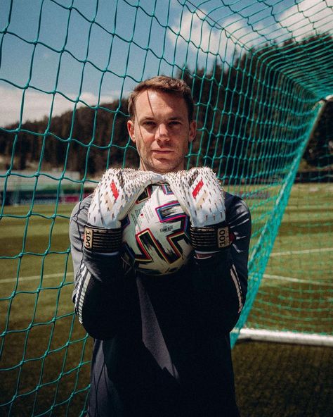 Gloves Photography, Soccer Shoot, Soccer Poses, Keeper Gloves, Football Poses, German National Team, Thomas Muller, Soccer Photography, Football Photography