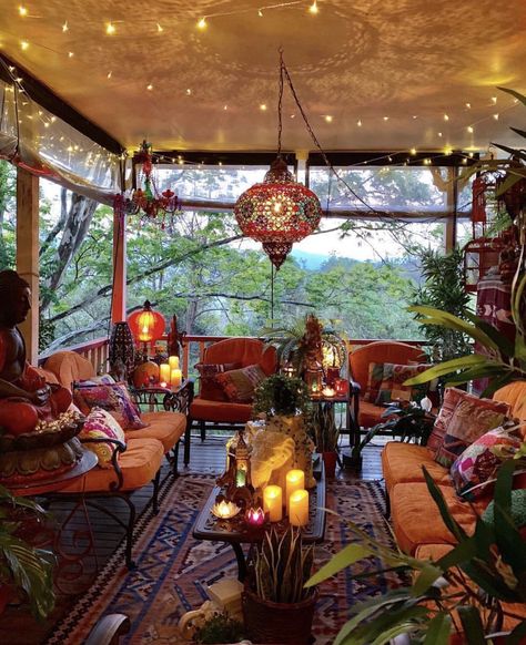 Boho outdoor living space Bohemian Patio, Deco Boheme Chic, Boho Patio, Hippie Homes, Bohemian House, Hippie Home Decor, Bohemian Living, Bohol, Boho Dekor