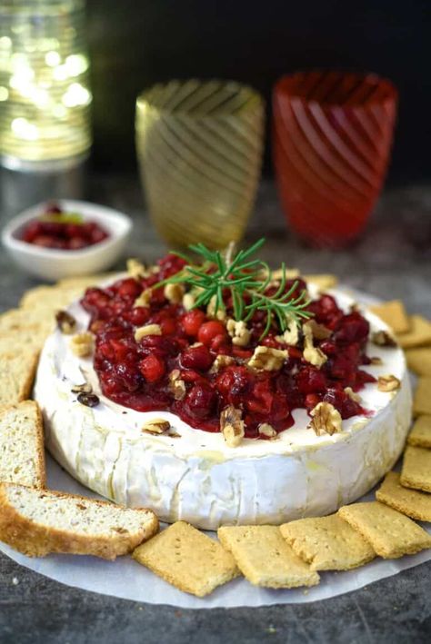 Quick Holiday Appetizers, Cranberry Baked Brie, Baked Brie Recipe, Baked Brie Recipes, Cranberry Baking, Delicious Holiday Desserts, Thanksgiving Leftover Recipes, Holiday Appetizers Easy, Brie Recipes