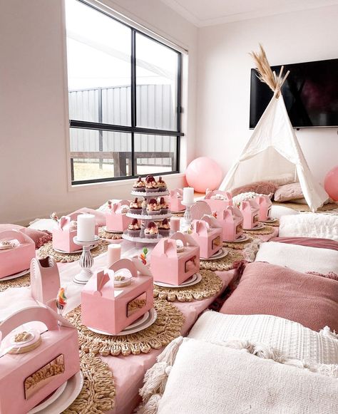 Pink Glamping Party, Living Room Sleepover Ideas, Pj Party Games, Tepee Party, Luxury Sleepover, Kids Pamper Party, Slumber Party Decorations, Adult Slumber Party, Sleepover Room