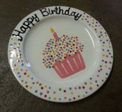 Birthday Plates Diy, Sharpie Plates, Sprinkles Design, Birthday Plates, Paint Pottery, Diy Keramik, Diy Pottery Painting, Plate Ideas, Sharpie Crafts