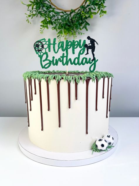 Soccer Cake For Men, Easy Soccer Birthday Cake, Soccer Birthday Party Cake, Soccer Cake Easy, Simple Soccer Cake, Soccer Cake Ideas For Boys, Mixtape Diy, Soccer Cake Ideas, Soccer Cakes