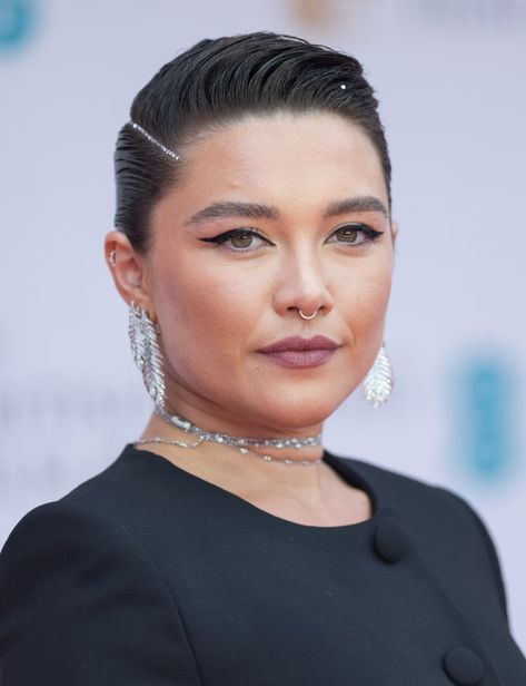 BAFTA Awards 2022: The 10 Best Beauty Looks Hairstyles And Makeup, Minimal Makeup, Old Hollywood Glam, Green Eyeshadow, Y2k Vibes, Beauty Looks, Florence Pugh, Marvel Women, Hollywood Glam