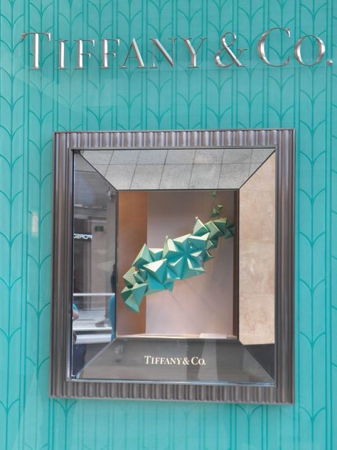 Tiffany Store, Jewelry Shop Display, Jewelry Store Interior, Windows Display, Jewelry Store Design, 3d Files, Christmas Window Display, Window Display Design, Pos Display