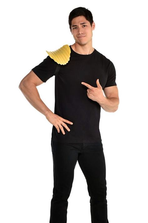 This funny, er, punny Halloween costume is just an oversized ridged potato chip that sits on your shoulder. Get it!? Chip On Your Shoulder Costume, Me Potato Head, Meme Costumes Diy, Lays Potato Chips Memes, Punny Halloween Costumes, Potato Meme Humor, Potato Chip, Girl Costumes, Get It