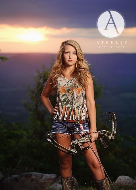 pretty bow hunter Archery Photography, Bow Hunting Women, Girls Hunting, Cute Senior Pictures, Archery Girl, Hunting Girls, Hunting Women, Archery Bow, Joe Manganiello