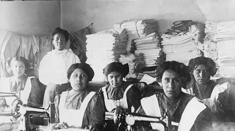 1900 Women, Indian Boarding Schools, Native American Children, Boarding Schools, American School, School Portraits, American Girls, Sewing Class, Sewing Rooms