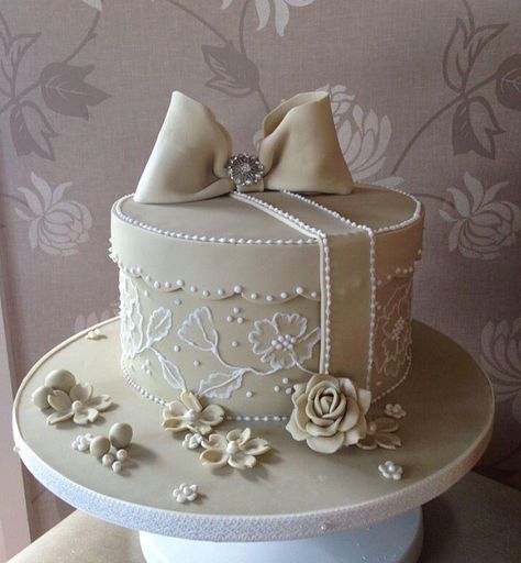 Hat Box Cake, Gift Box Cakes, Wedding Anniversary Cakes, Hat Cake, Beautiful Cake Designs, Elegant Birthday Cakes, Birthday Cakes For Women, Creative Birthday Cakes, Cakes For Women