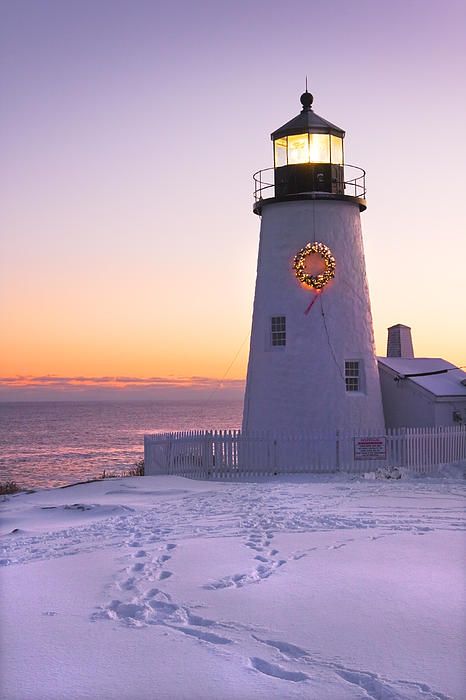 Pemaquid Point Lighthouse With Christmas Wreath | Bristol | Maine | Photo By Keith Webber Jr Bristol Maine, Lighthouse Christmas, Aesthetic Chicago, Lighthouse Maine, Lights Wallpaper, Lights Aesthetic, Aesthetic Neon, Maine Lighthouses, Lighthouse Photos