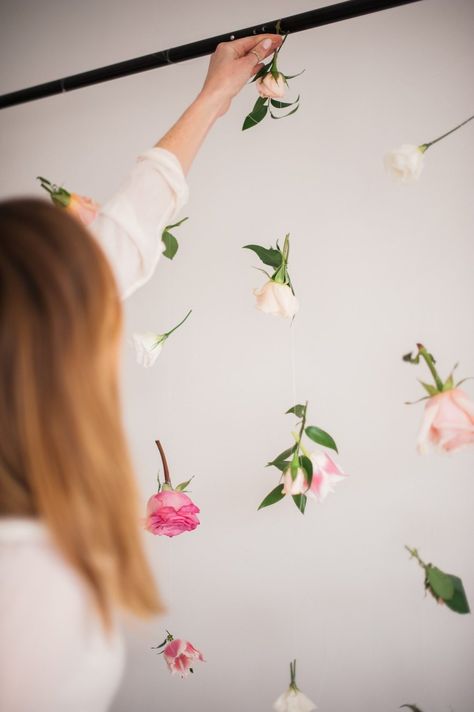 Give your party a beautiful backdrop with this super easy DIY floating flower wall! Perfect for birthdays, showers and gatherings alike. Floating Flower Wall, Diy Flower Wall, Floating Flower, Diy Flores, Bridal Shower Backdrop, Flower Curtain, Flower Wall Backdrop, Floating Flowers, Hanging Flower Wall