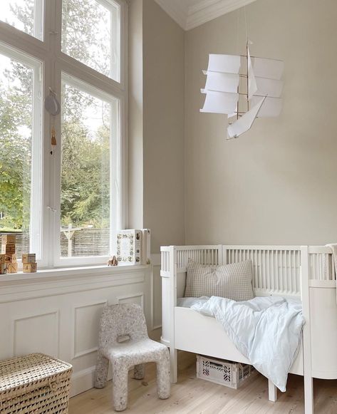 White And Wood Nursery, Small Kids Bedroom, Elegant Living Room Design, Estilo Shabby Chic, Toddler Chair, Kids Room Inspiration, Nursery Room Inspiration, Nursery Baby Room, Kids Interior