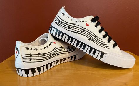 Sneaker Design Ideas, Piano Recital Outfit, Canvas Shoe Painting, Canvas Shoes Diy, Doctor Who Shoes, Sneakers Customized, Music Shoes, Converse Wedding Shoes, Painted Shoes Diy