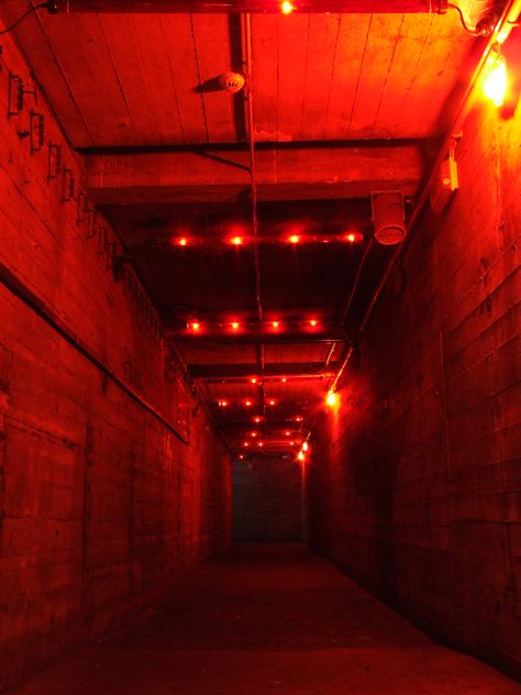 Underground Club, Red Lights, 다크 판타지, Red Rooms, Orange Aesthetic, Ex Machina, Red Walls, Aesthetic Colors, Red Aesthetic