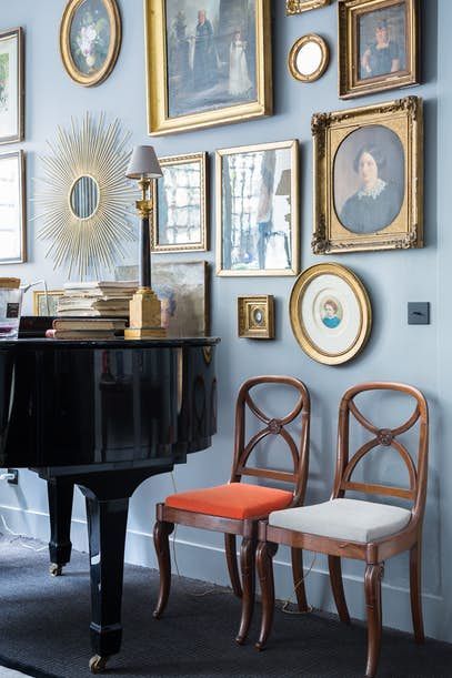 Gild Your Gallery - To make your place feel truly French, you'll need to throw a touch of gold into the mix. Says the team at Onefinestay, "Gold frames significantly up the ante on a traditional gallery wall, and make any room instantly elegant." The most magical element of French style is how it juxtaposes this luxe look with that devil-may-care, messy dorm-room vibe, so don't be afraid to contradict yourself. Wall Gallery Ideas, Gold Frame Gallery Wall, Casa Loft, Gallery Ideas, Wall Decor Ideas, Divine Design, Design Del Prodotto, Elegant Home Decor, French Decor