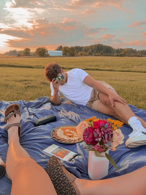 Cute Picnics With Boyfriend, Cute Couple Picnic Ideas, Couples Disposable Camera, Picnic Dates Couples, Cute Couple Picnic Photos, Couples Date Night Photoshoot, Picnic Date Reference, Picnic Outfit Couple, Soft Love Aesthetics Couple