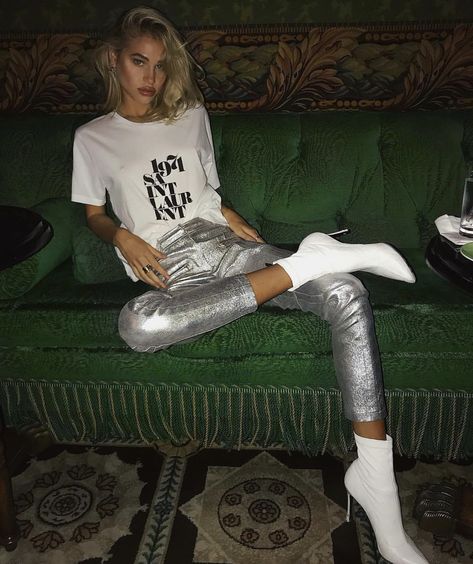 Meredith Mickelson, Casual Chique Stijl, Trendy Date Night Outfit, Date Night Outfit Ideas, Night Outfit Ideas, Silver Pants, Chique Outfit, Metallic Pants, Rocker Chic