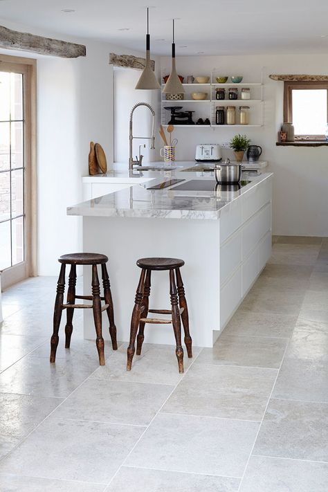 Grey Tile Kitchen Floor, Grey Kitchen Tiles, Kitchen Floor Tiles Ideas, Grey Floor Tiles, Limestone Flooring, Floor Tile Design, Kitchen Floor Tile, Grey Flooring, Hus Inspiration