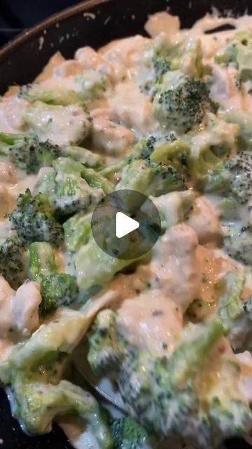 ketomotivation on Instagram: "Credit Video: heyitmeabby

Low carb dinner idea! Broccoli & chicken with creamy Alfredo sauce 

#lowcarb #lowcarbrecipes #easyrecipe #chickenalfredo #dinnerideas #alfredosauce #chickenrecipes #keto #fy #foryou" Keto Alfredo, Keto Alfredo Sauce, Creamy Alfredo Sauce, Chicken Broccoli Alfredo, Broccoli Alfredo, Broccoli Chicken, Carb Dinner, High Protein Low Carb, Chicken Alfredo