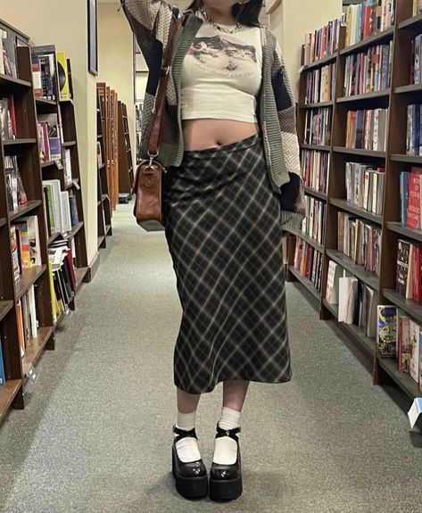 Midi Skirt Outfit Aesthetic, Flowy Long Skirt, Long Plaid Skirt, Plaid Skirt Outfit, Printed Long Skirt, Midi Skirt Outfit, Long Skirt Outfits, Downtown Outfits, Shirts Ideas