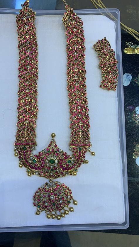 Arangetram Decor, Bottu Mala, Victorian Jewelry Necklace, Antique Haram, Marriage Jewellery, Vaddanam Designs, Mango Mala, Hyderabadi Jewelry, Beautiful Jewelry Diamonds