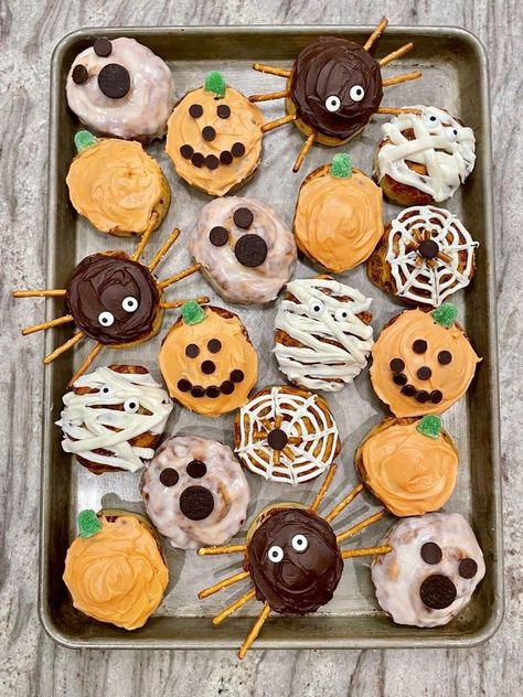 Food Cinnamon Rolls, Halloween Cinnamon Rolls, Bunny Cinnamon Rolls, Cinnamon Roll Icing, Halloween Food Ideas, Halloween Party Food, Cinnamon Roll Dough, Orange Frosting, Halloween Week