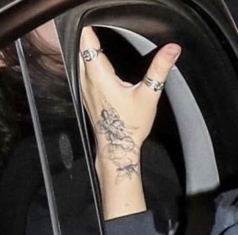 Billie Eilish Hand Tattoo, Billie Eilish Back Tattoo, Bracelet Tatoo, Classy Tattoos, Spine Tattoo, Billie Eilish, Hand Tattoos, No. 2, Tatting