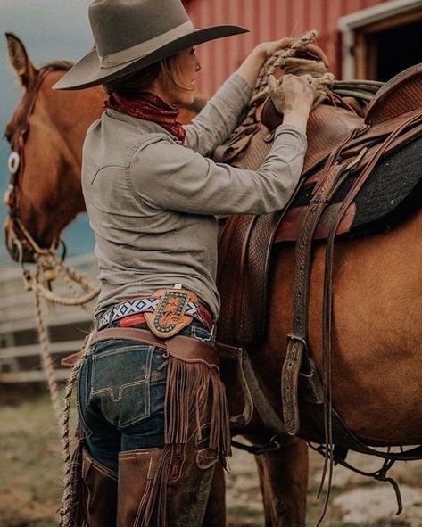 Cowgirl Photography, Urban Western, Cowgirl Photoshoot, Horse Photography Poses, Cowboy Photography, Foto Cowgirl, Cowgirl Photo, Western Photoshoot, Road To Nowhere