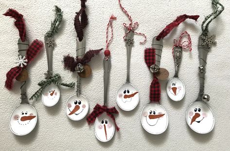 Spoon Snowman Ornament, Spoon Ornaments Diy, Spoon Painting, Christmas Spoons, Silverware Crafts, Christmas Crafts To Sell, Spoon Crafts, Christmas Arts And Crafts, Handmade Christmas Crafts