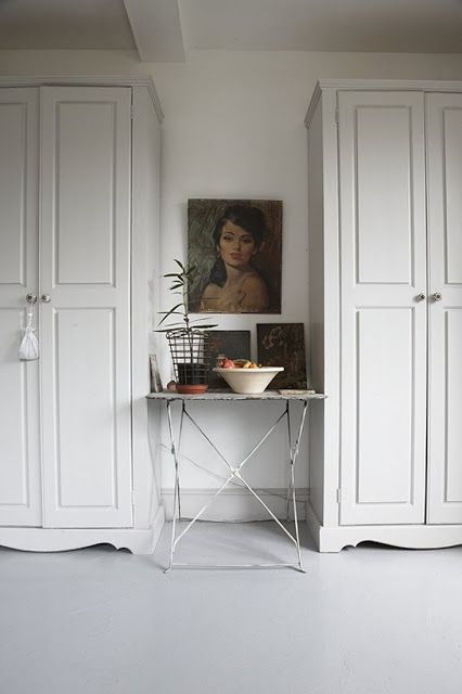 Oooo, beautiful white and grey home alert! White Armoire, Serene Bedroom, White Room, Scandinavian Home, Home Fashion, Room Interior, Credenza, The Wall, Interior And Exterior