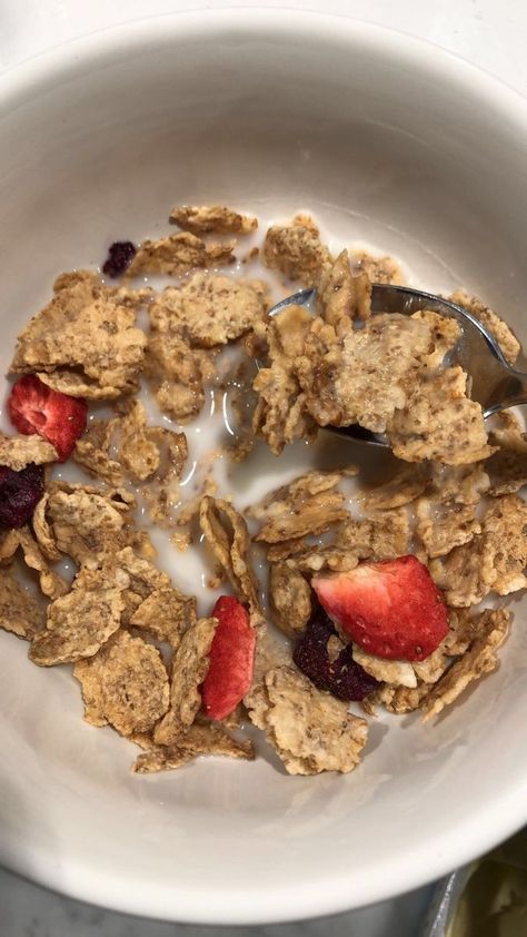 Breakfast Cereal Aesthetic, Cereal Breakfast Aesthetic, Cereals Aesthetic, Cereal Aesthetic, Sereal Sarapan, Healthy Food Dishes, Delicacy Food, Healthy Food Motivation, Healthy Lifestyle Food