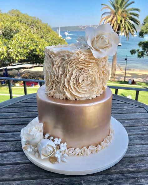 Rose Gold Tiered Cake, Rosette Wedding Cake, Rose Gold Wedding Cake, 50th Birthday Cake For Women, Square Birthday Cake, Rosette Cake Wedding, Birthday Cake Roses, Bling Wedding Cakes, Wedding Cake Cake