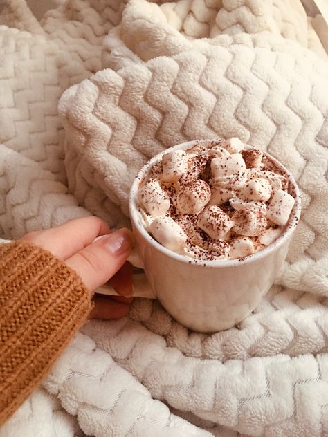 Cosy Hot Chocolate Aesthetic, Hot Chocolate Marshmallows Aesthetic, Cozy Hot Chocolate Aesthetic, Fall Hot Chocolate Aesthetic, Hot Choc Aesthetic, Aesthetic Hot Chocolate Pictures, Hot Chocolate Autumn, Winter Hot Chocolate Aesthetic, Autumn Drinks Aesthetic